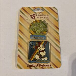 2023 Disney Vacation Club Member Mickey and Tree of Life LR‎ 2 Pin Set New